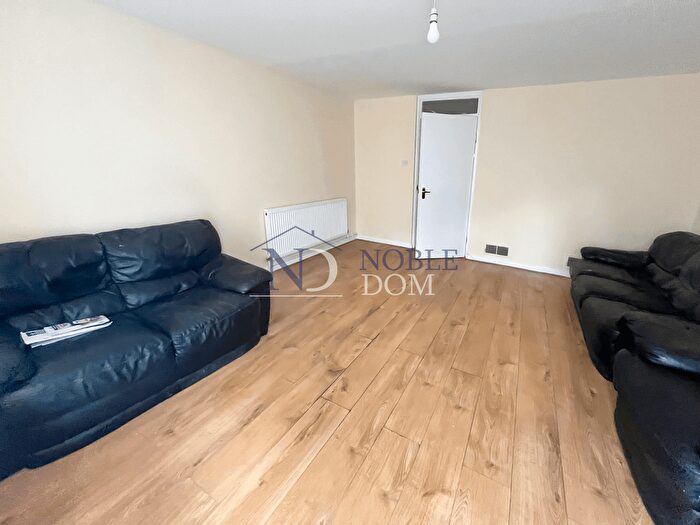 2 Bedroom Maisonette To Rent In Opossum Way, Hounslow, TW4
