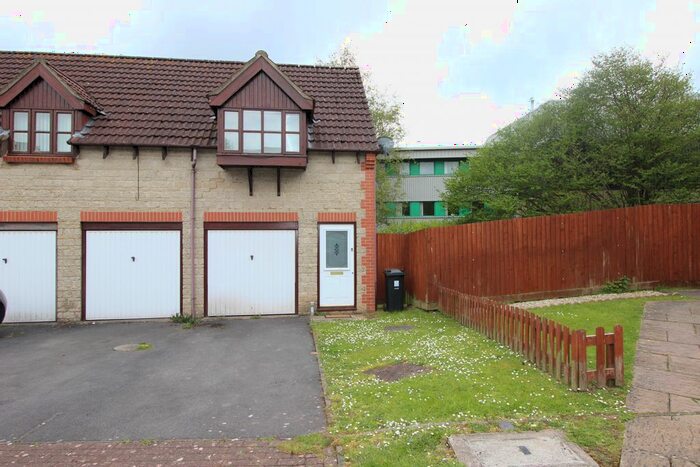 2 Bedroom Flat To Rent In Anstey Close, Hanham, Bristol, BS15