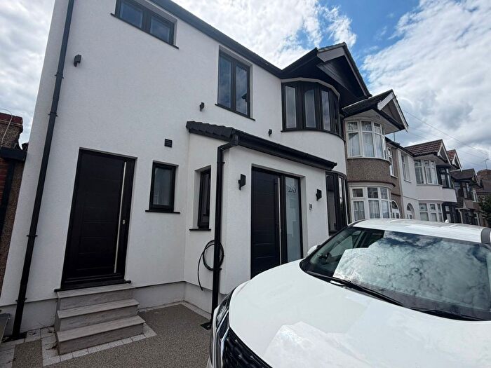 1 Bedroom Flat To Rent In Oakley Avenue, Barking, IG11