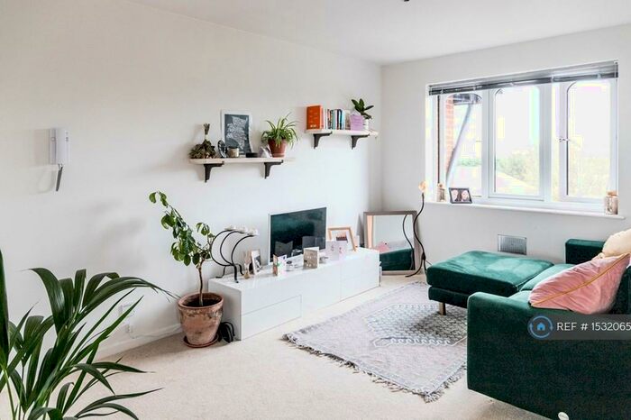 1 Bedroom Flat To Rent In Highfield Court, Haywards Heath, RH16