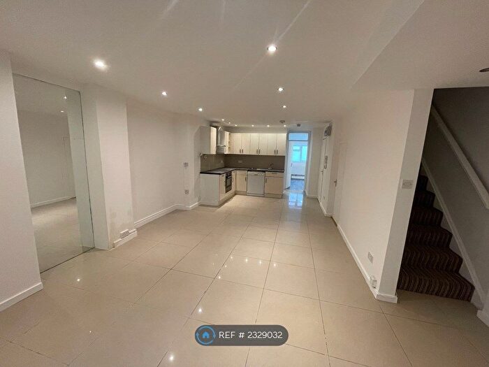 2 Bedroom Flat To Rent In Lillie Road, London, SW6