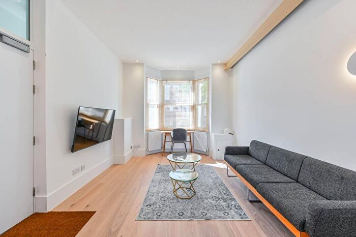 1 Bedroom Flat To Rent In Mossbury Road, Clapham Junction, London, SW11