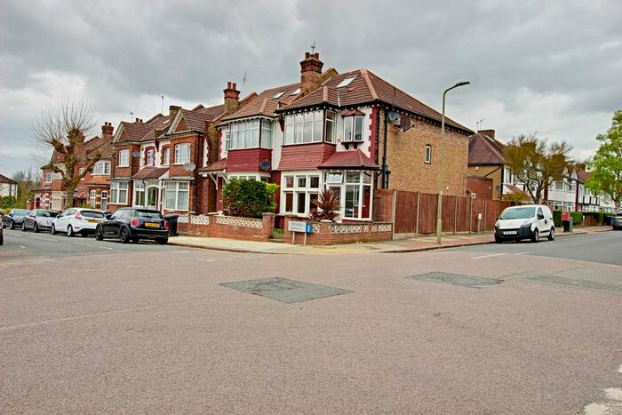 3 Bedroom Semi-Detached Bungalow To Rent In Cornwall Avenue, Finchley, London, N3