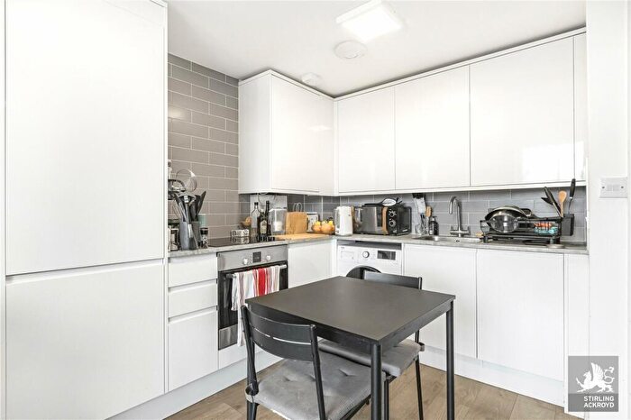 1 Bedroom Apartment To Rent In Navarino Road, Hackney, London, E8