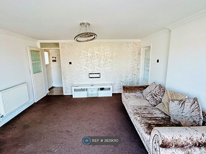2 Bedroom Flat To Rent In High St, Feltham, TW13