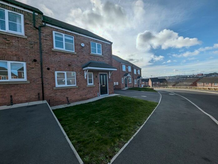 3 Bedroom Town House To Rent In Cypress Heights, Smithies, S71