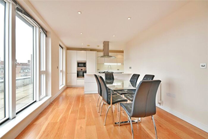 3 Bedroom Flat To Rent In Heneage Street, Whitechapel, E1