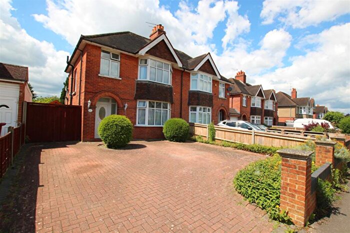 3 Bedroom Semi-Detached House To Rent In Kenilworth Avenue, Reading, RG30