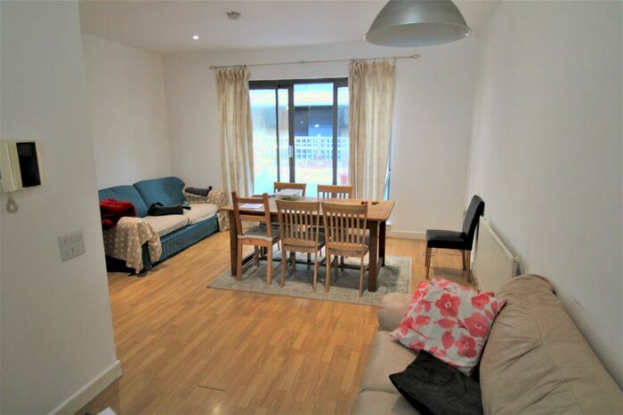 4 Bedroom Town House To Rent In Justins Place, Palmers Road, Bethnal Green, E2