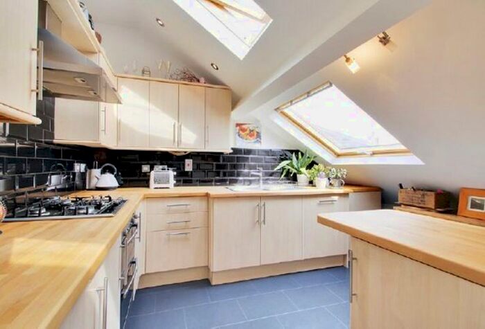 2 Bedroom Flat To Rent In Holly Bush Lane, Sevenoaks, TN13