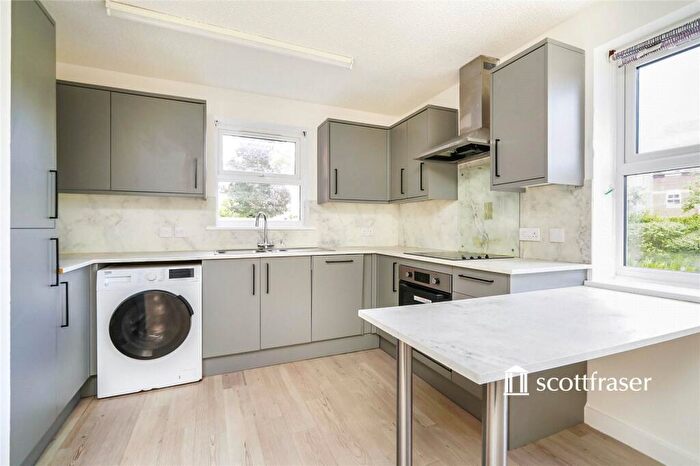 2 Bedroom Flat To Rent In Jackman Close, OX14