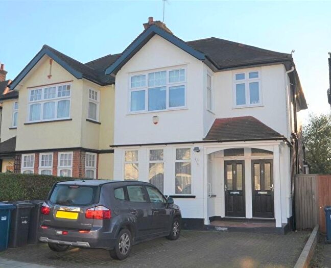 1 Bedroom Flat For Sale In Goodwyn Avenue, Mill Hill, NW7