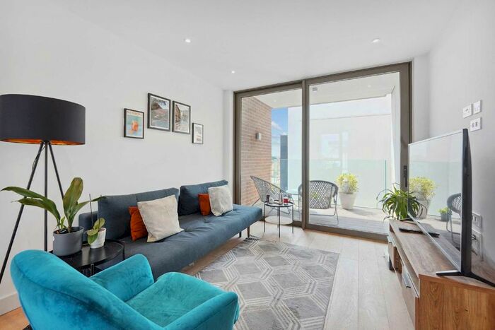 2 Bedroom Flat To Rent In Balham High Road, London, SW17