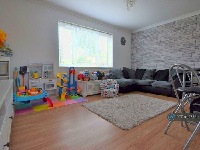 2 Bedroom Flat To Rent In Canterbury Way, Stevenage, SG1