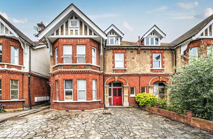 2 Bedroom Flat For Sale In Vicarage Road, Hampton Wick, KT1