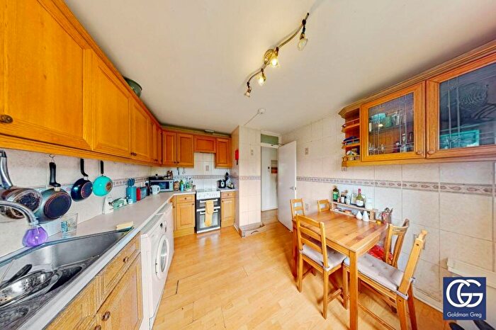 3 Bedroom Apartment To Rent In Treaty Street, London, N1