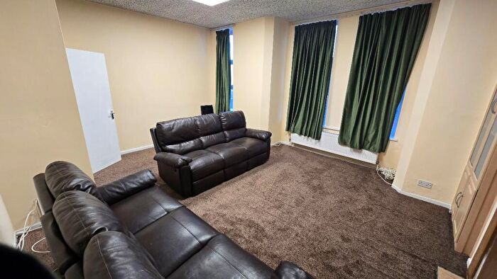 3 Bedroom Flat To Rent In Chorlton Road, Old Trafford, Manchester, M16