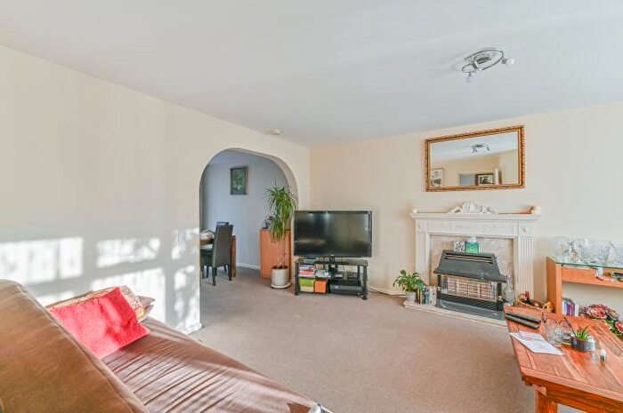 4 Bedroom Semi Detached House For Sale In Heathfield Drive, Mitcham, Surrey, CR4