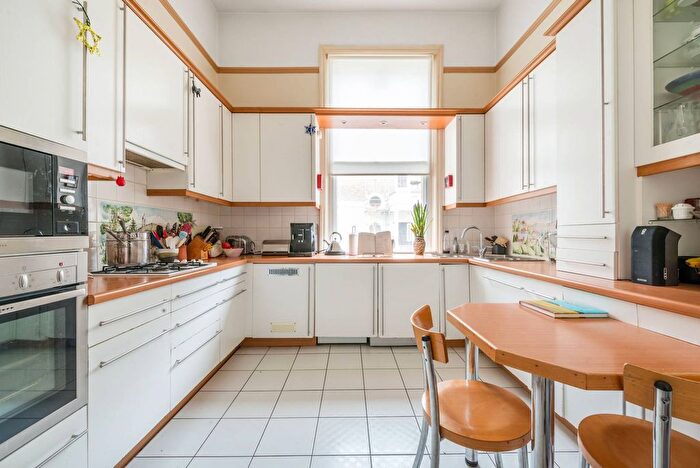 3 Bedroom Flat To Rent In Holland Park Gardens, Holland Park, London, W14