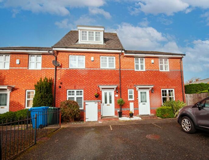 3 Bedroom Town House For Sale In Oakwood Grove, Radcliffe, Manchester, M26