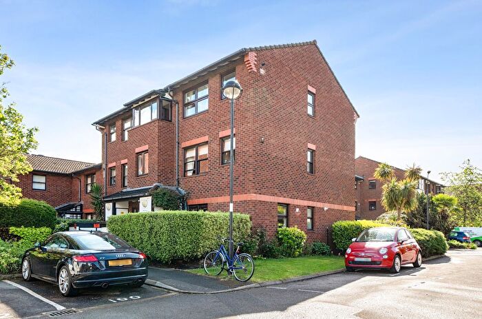 2 Bedroom Flat For Sale In Mayfield Road, London, W12