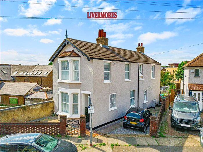 3 Bedroom Detached House For Sale In Mount Pleasant Road, Dartford, DA1