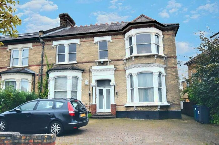 4 Bedroom Flat To Rent In Station Road, London, NW4