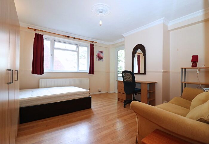 3 Bedroom Flat To Rent In Kingston Hill, Kingston Upon Thames, KT2