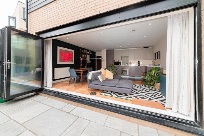 1 Bedroom House To Rent In Barn Street, London, N16