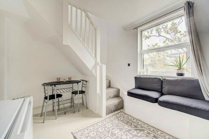 1 Bedroom Flat To Rent In Hogarth Road, Earls Court, London, SW5