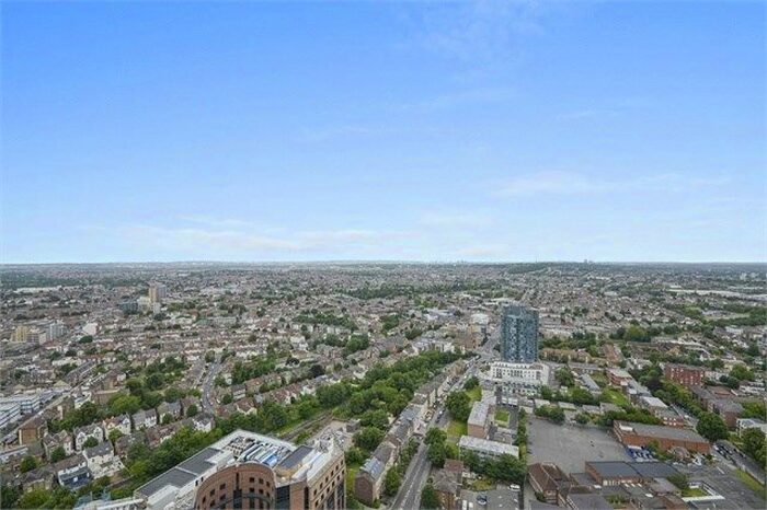 3 Bedroom Flat To Rent In Pinnacle Apartments, Saffron Central Square, Croydon, CR0
