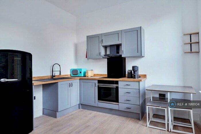 1 Bedroom Flat To Rent In Tudor House, Brighouse, HD6