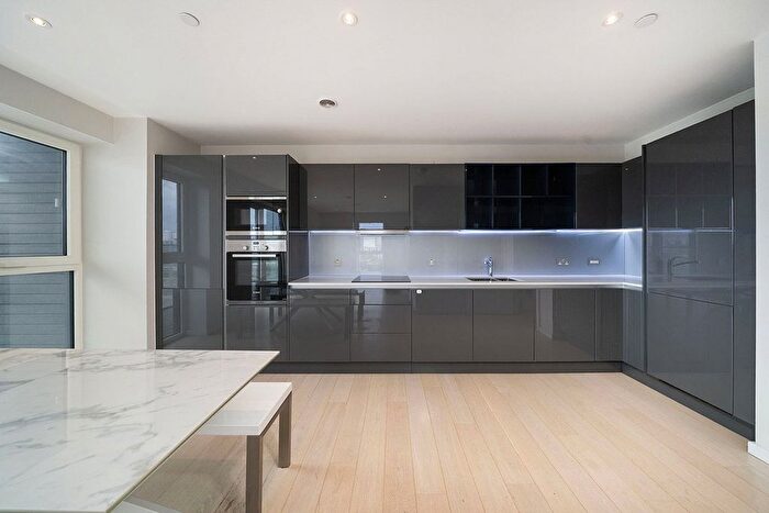 3 Bedroom Flat To Rent In Glasshouse Gardens, London, E20