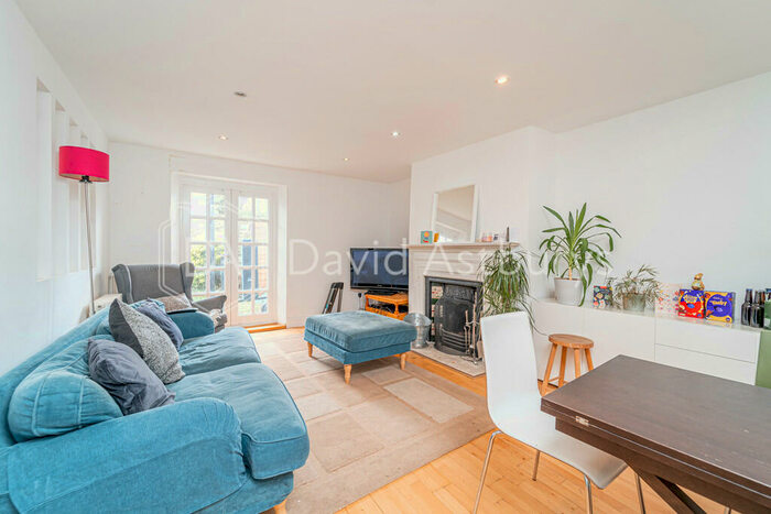 2 Bedroom Apartment To Rent In Mount View Road, Stroud Green, London, N4