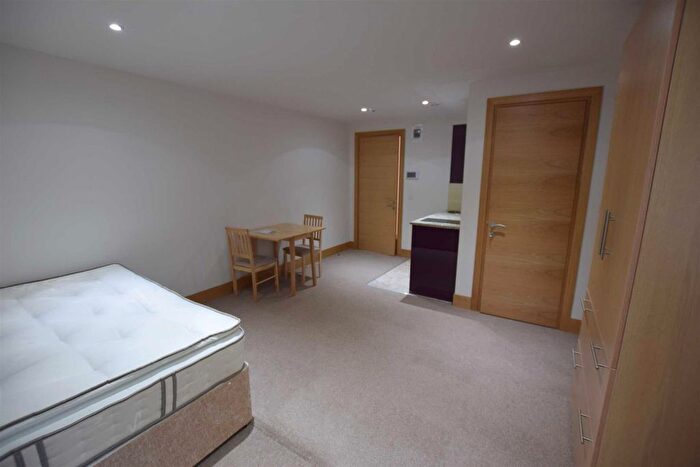 Studio To Rent In Sunny Place, London, NW4