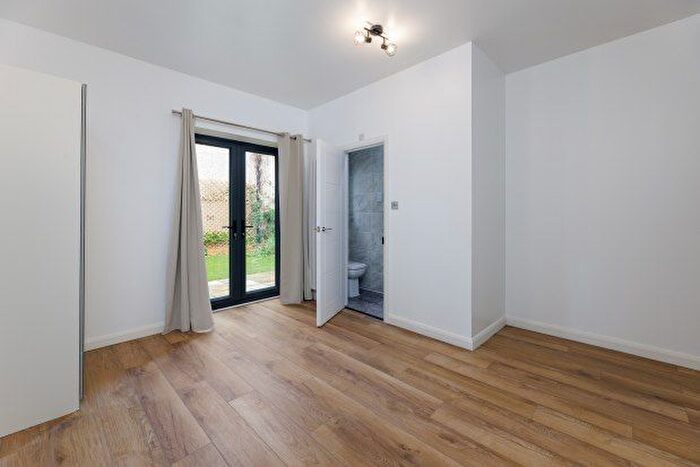 2 Bedroom Flat To Rent In Cannon Hill Lane, London, SW20