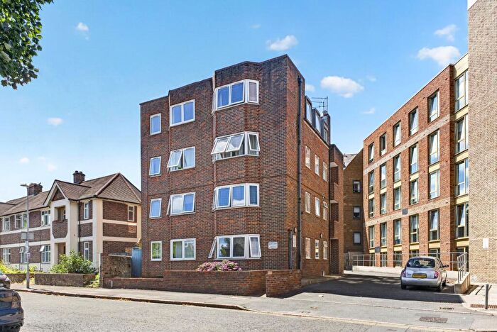 1 Bedroom Flat For Sale In Priory Court Denmark Road, KT1