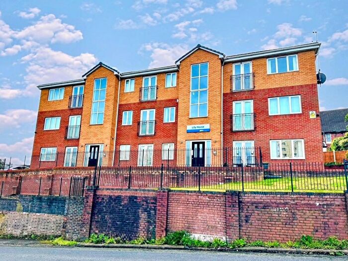 2 Bedroom Flat To Rent In Hollyberry Close, Halesowen, B63