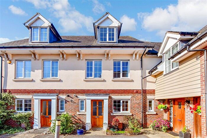 3 Bedroom Terraced House For Sale In London Road, Waterlooville, Hampshire, PO7
