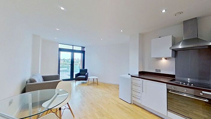 2 Bedroom Flat To Rent In Gotts Road, Leeds, LS12