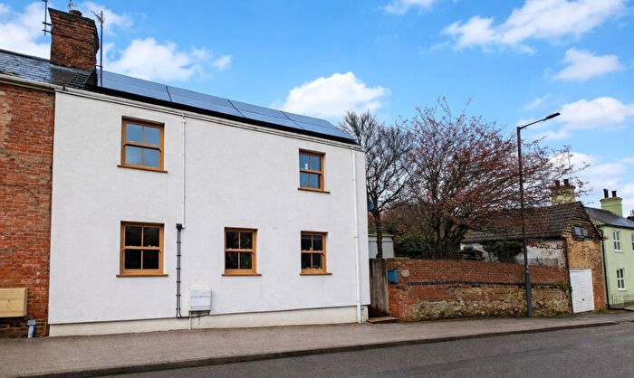 3 Bedroom Semi Detached House For Sale In Tingewick Road, Buckingham, MK18