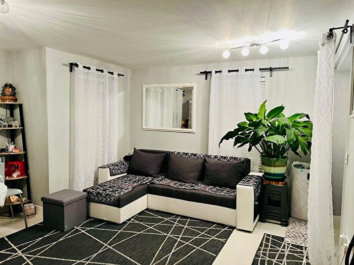 2 Bedroom Flat For Sale In Page Road, Bedfont, TW14