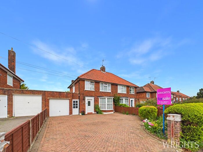 3 Bedroom Semi-Detached House For Sale In Woodhall Lane, Welwyn Garden City, AL7