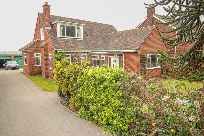 3 Bedroom Bungalow For Sale In Mansfield Road, Worksop, S80