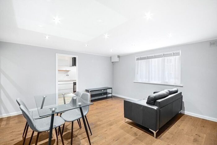 1 Bedroom Apartment To Rent In Arden Crescent, Canary Wharf, E14