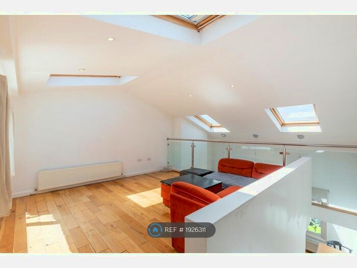 2 Bedroom Flat To Rent In Clapham High Street, London, SW4