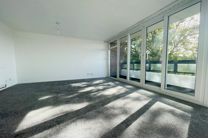 3 Bedroom Flat To Rent In Seabrooke Rise, RM17