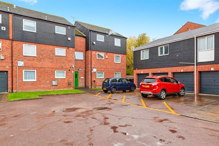 2 Bedroom Flat For Sale In Rochfords Gardens, Slough, SL2