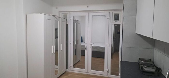 Terraced House To Rent In Staines Road West, Ashford, TW15