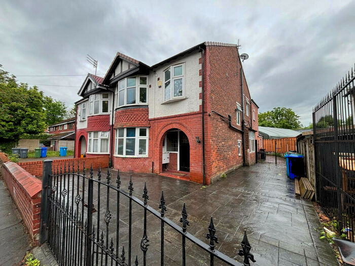 5 Bedroom Semi-Detached House To Rent In Brook Road, Manchester, M14